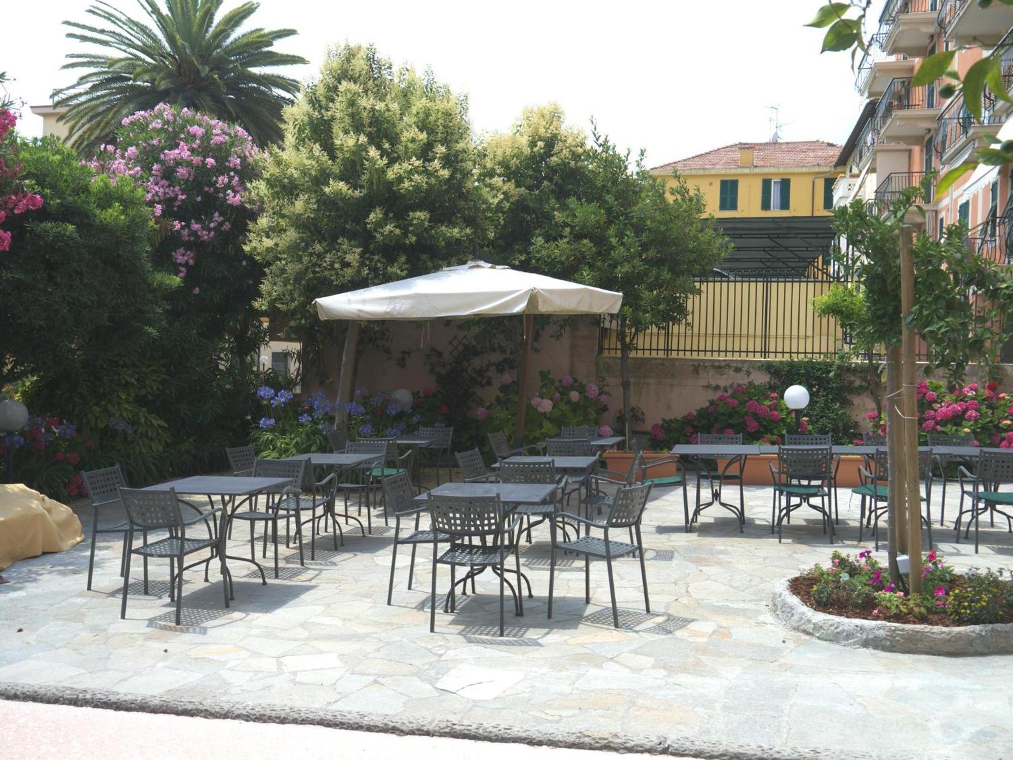 Flora Hotel 3*