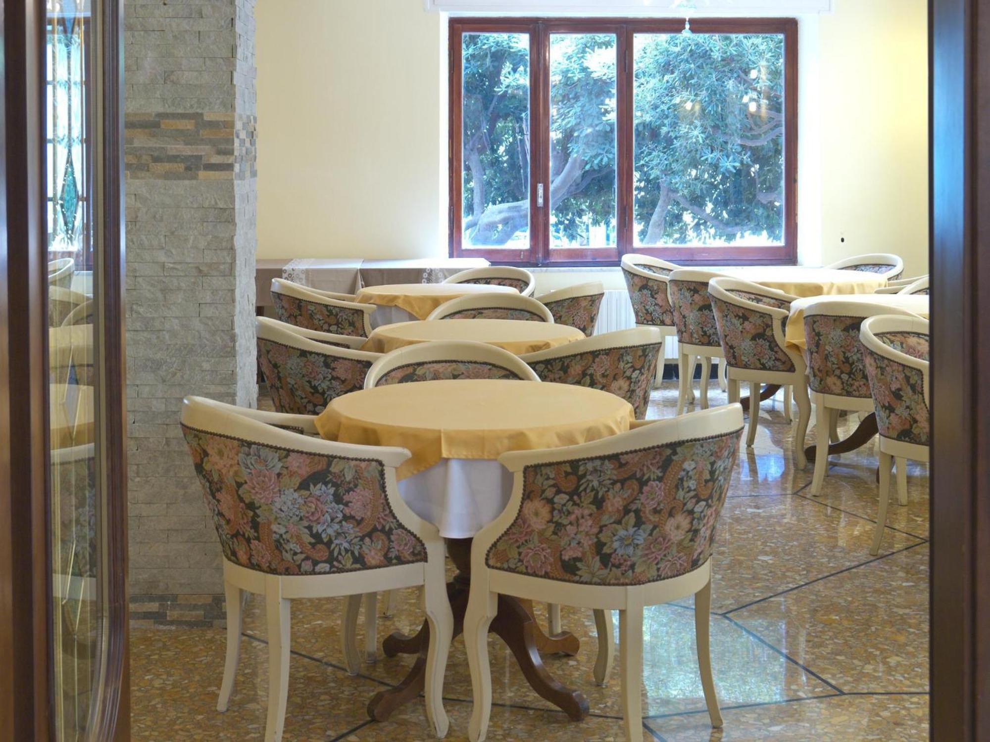 Flora Hotel 3*