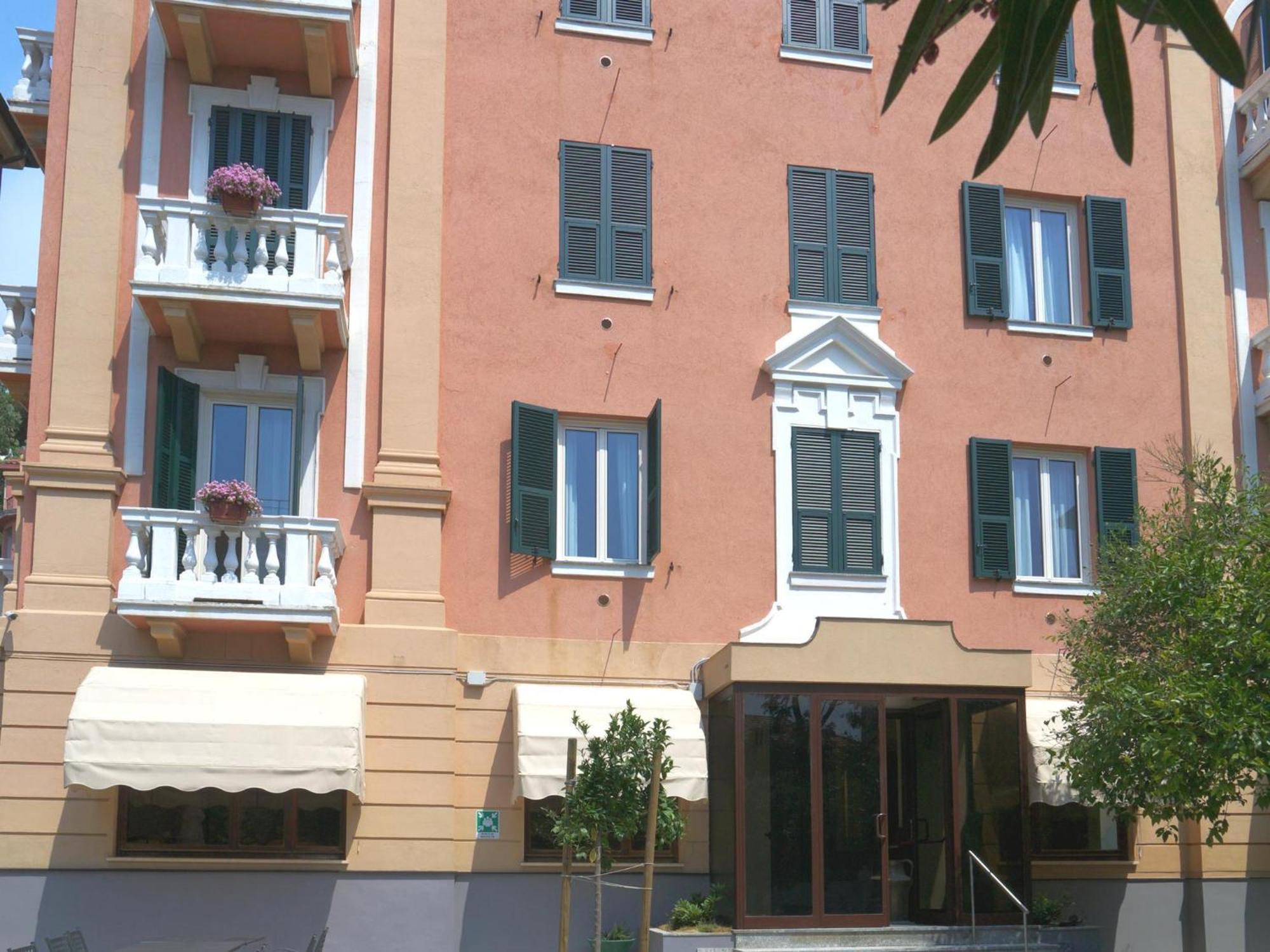 Hotel Flora 3*
